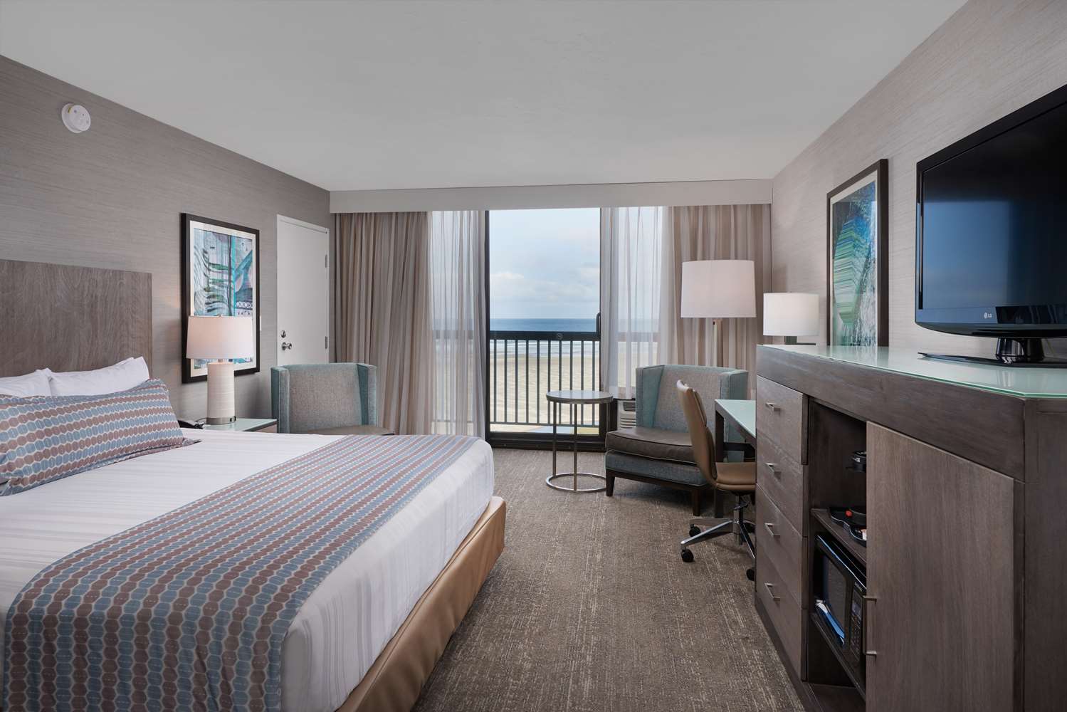 Room, King Bed, with View, Pet Friendly, Bathtub, Accessible