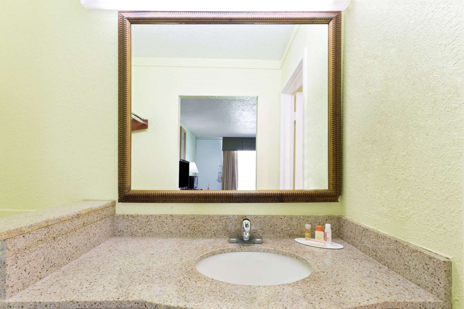 Days Inn By Wyndham Washington 16/17