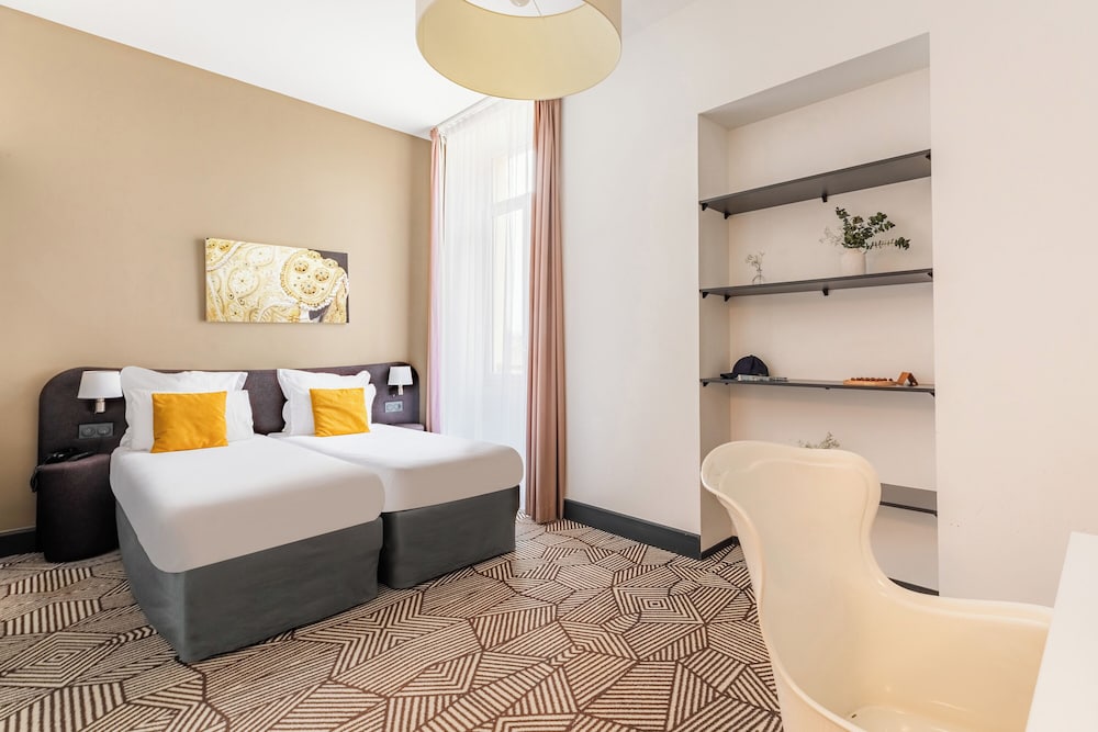STUDIO, TWIN BEDS
