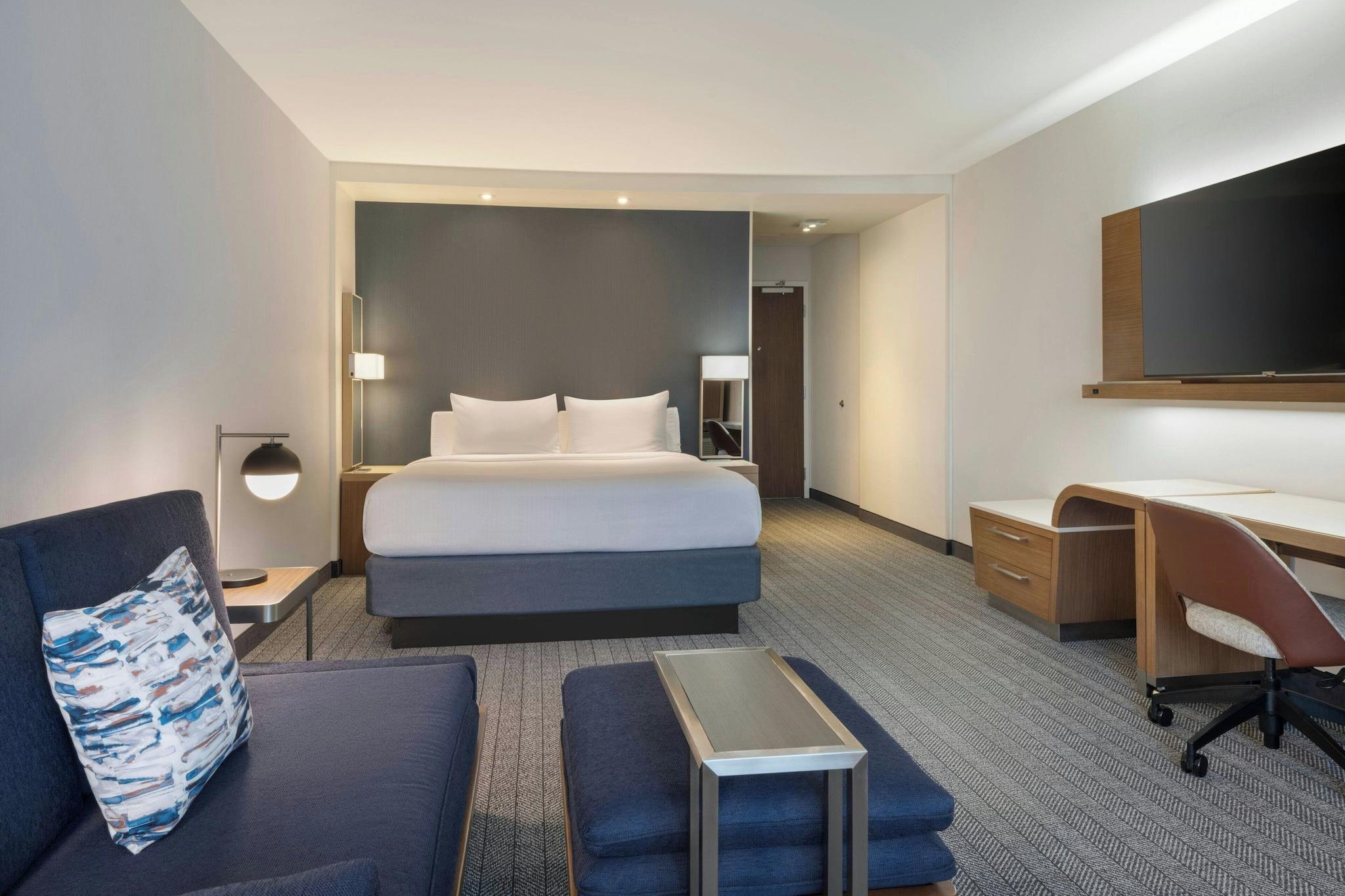 غرفة بسرير كينج لذوي الإعاقة، Courtyard Redwood City 2/4