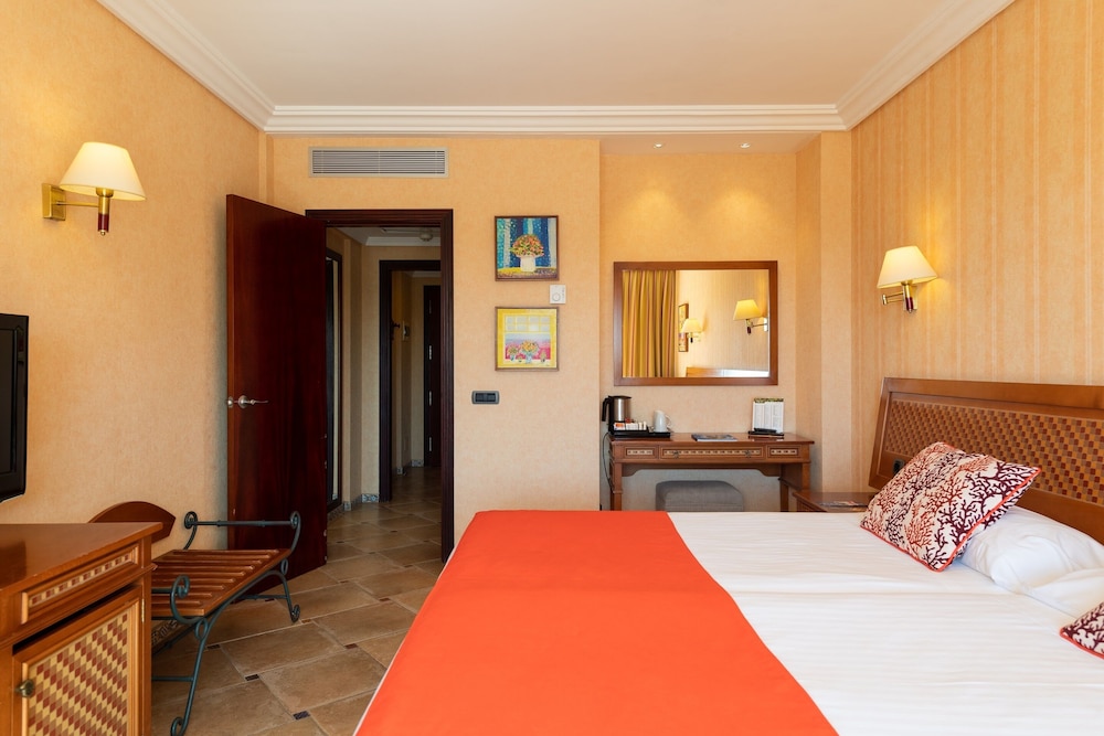 ROOM, DOUBLE BED
