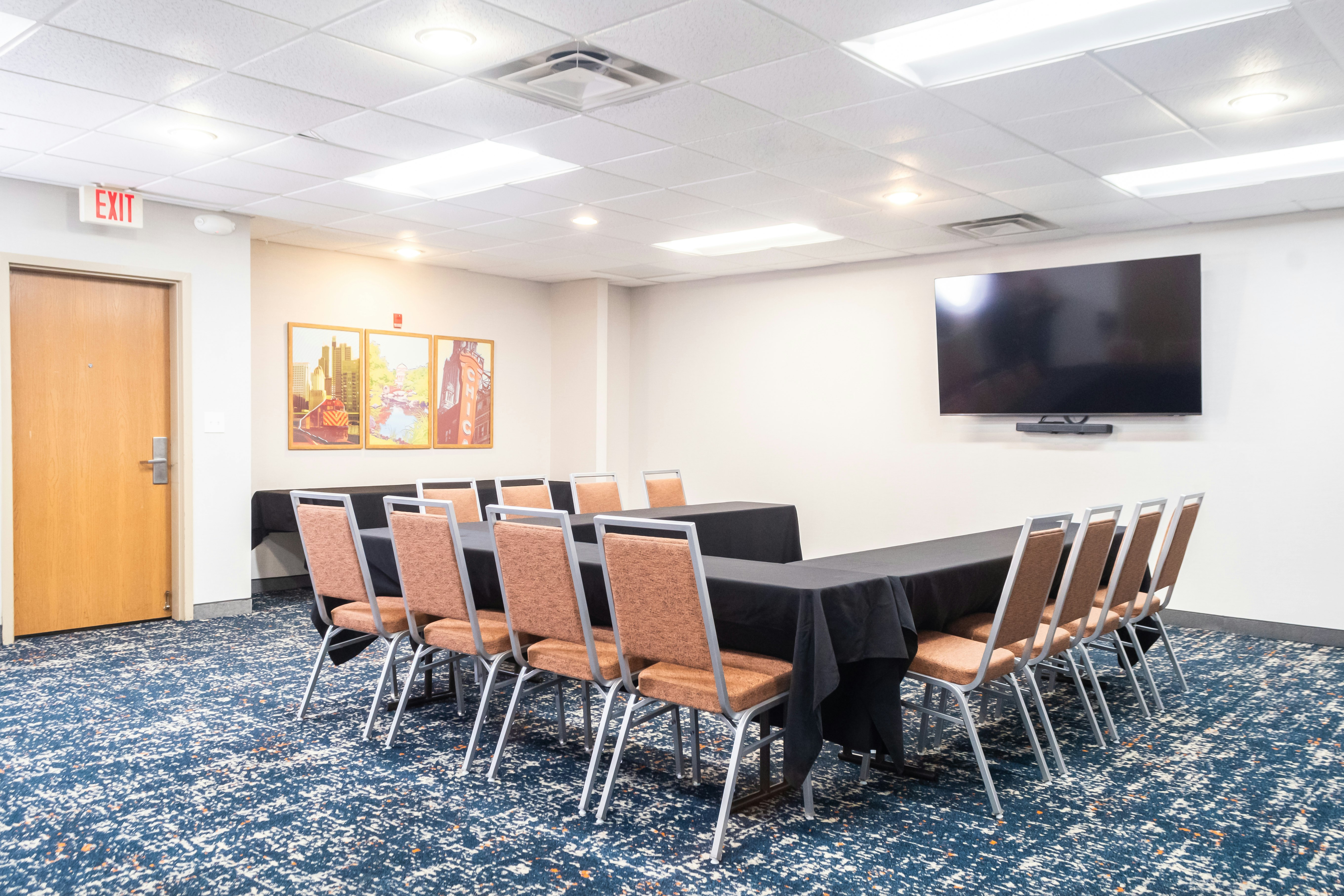 Hampton Inn Suites Addison 53/58