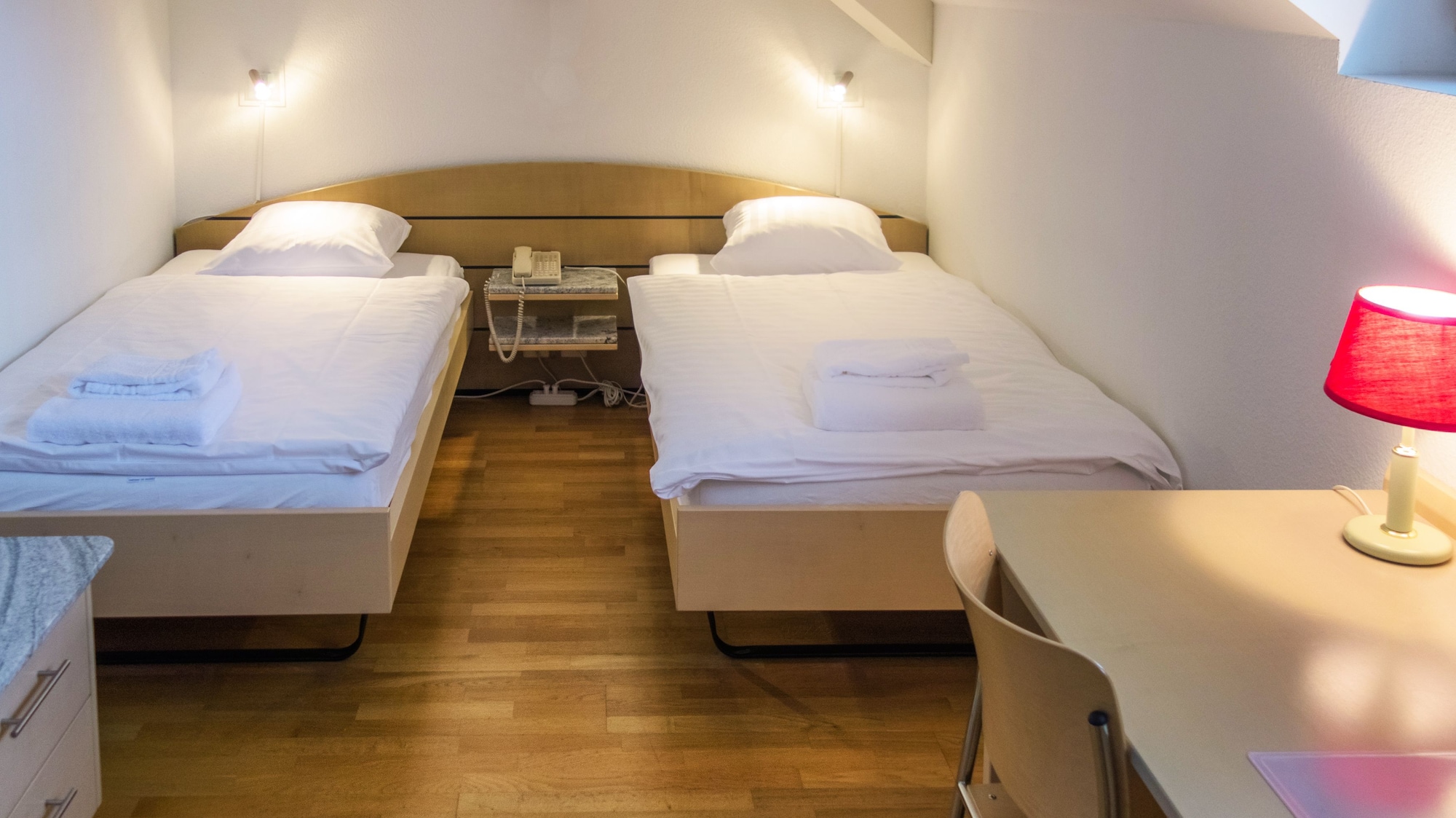 STANDARD, TWIN BEDS, SHARED BATHROOM