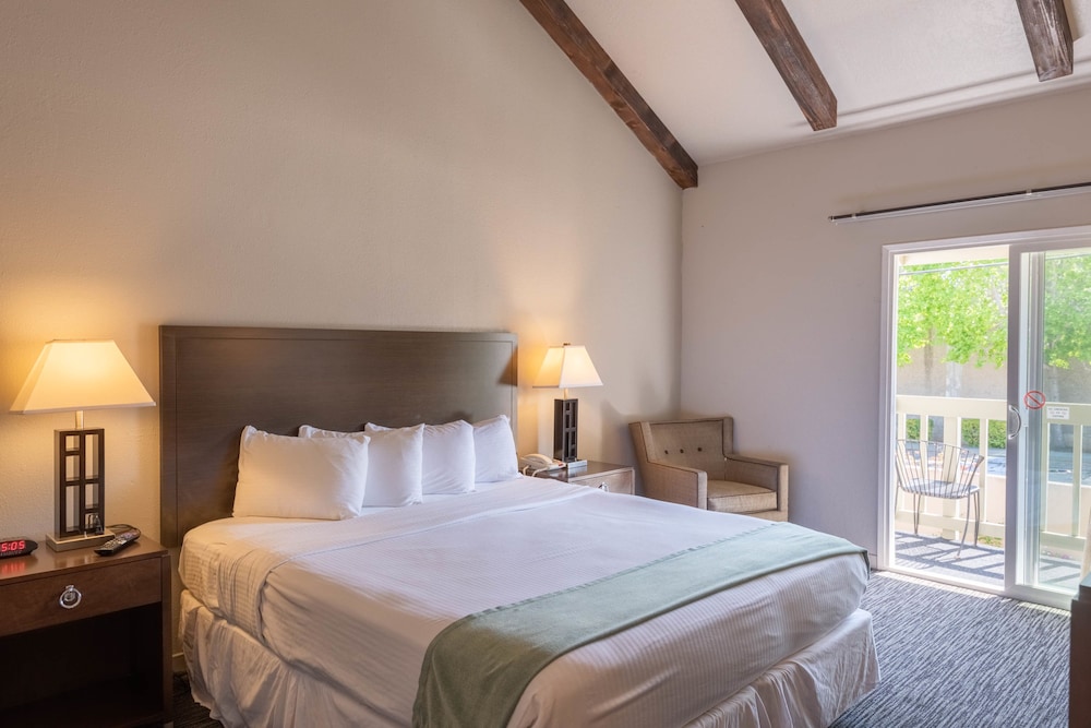 Cannery Row Inn 35/69