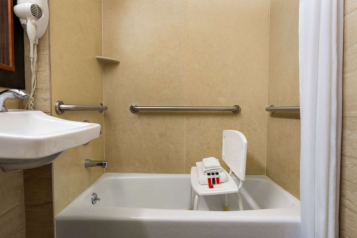 Days Inn By Wyndham Long Island City 12/14