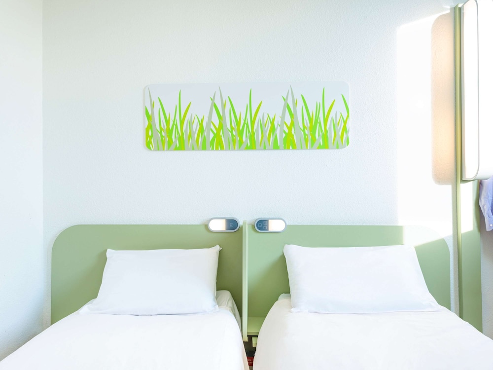 ROOM, TWIN BEDS