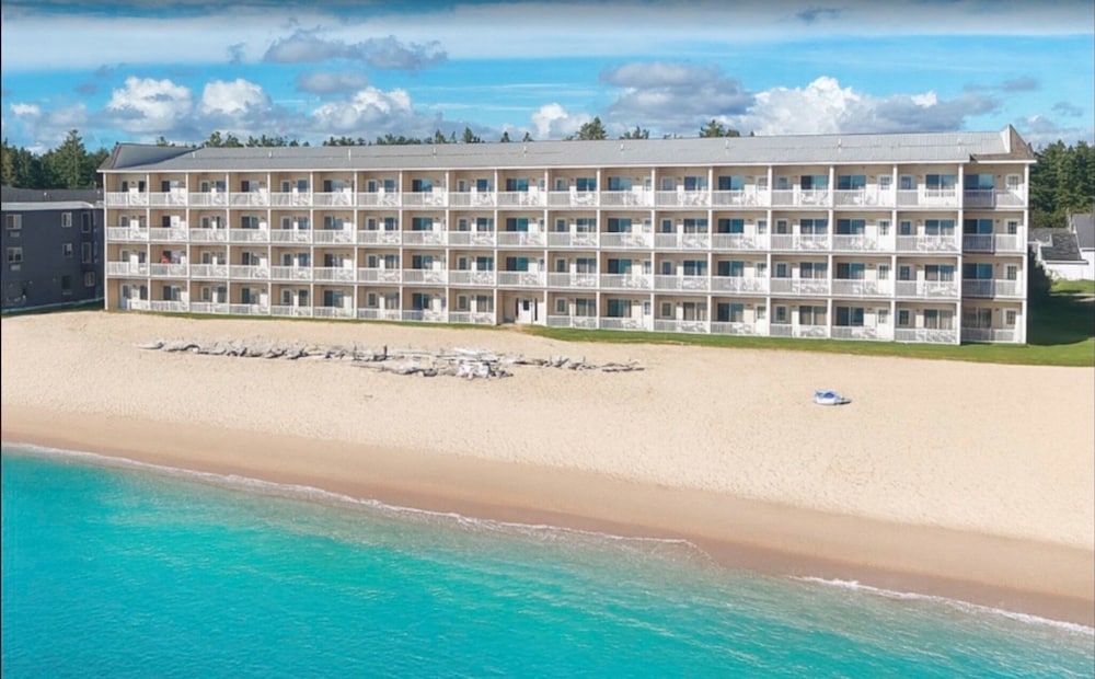 Mackinaw Beach & Bay Inn & Suites 2/51