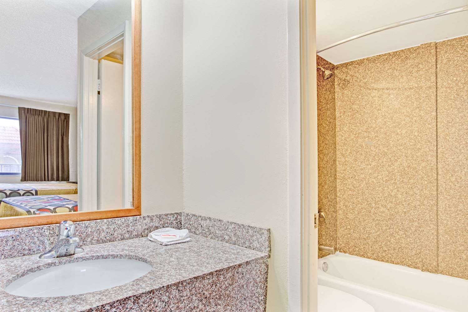 Super 8 by Wyndham Jacksonville Orange Park 14/15