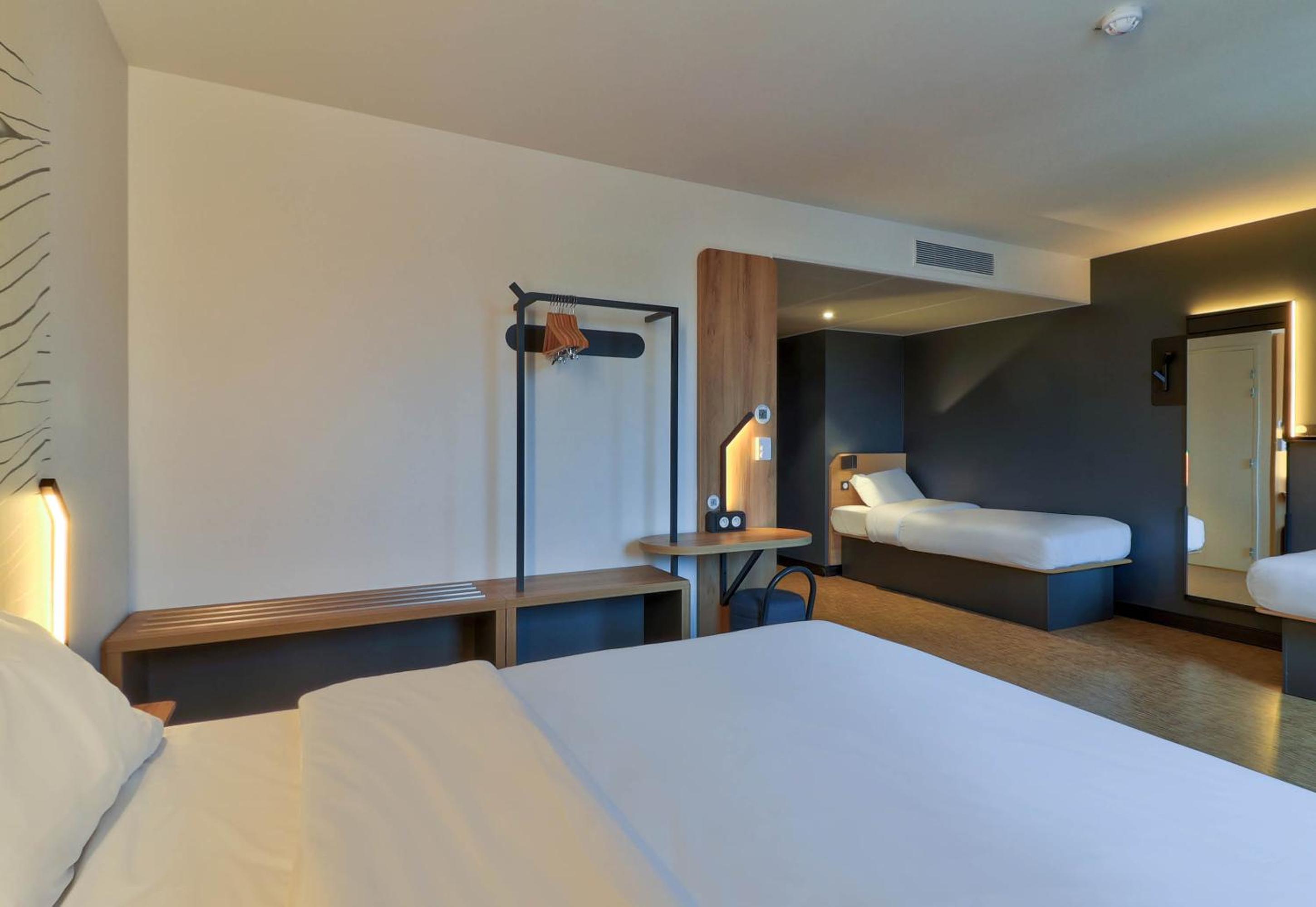 ROOM, QUADRUPLE, ACCESSIBLE