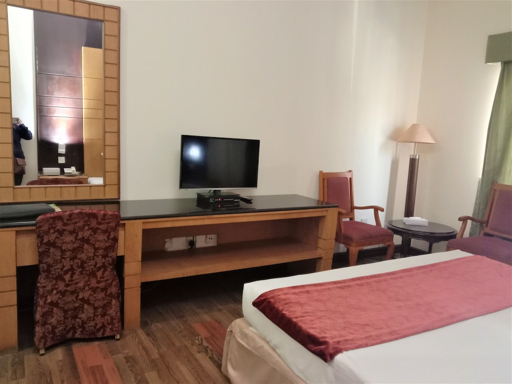 Al Commodore Hotel 29/40