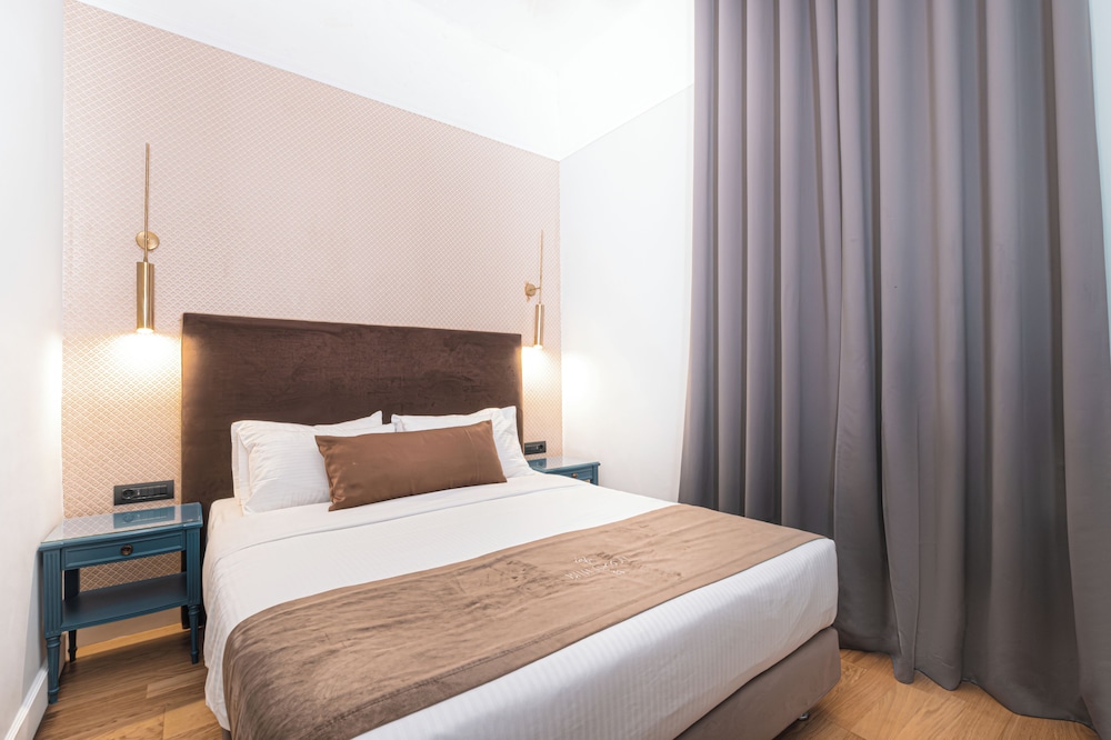 DELUXE, QUEEN BED