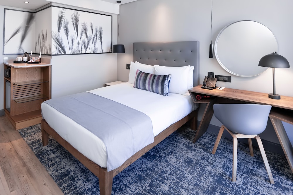 STANDARD, QUEEN BED