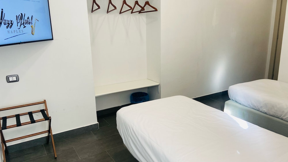 DELUXE, TWIN BEDS