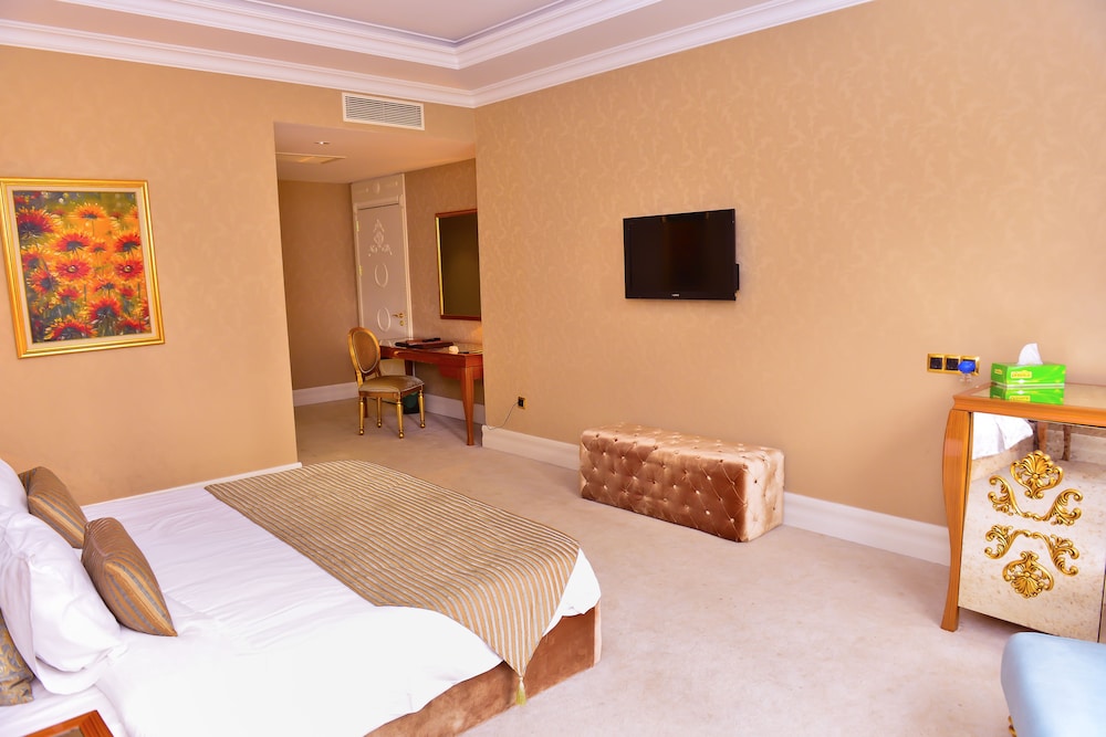 The Lake Palace Hotel Baku 25/50