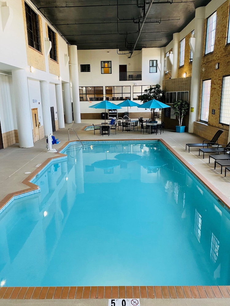 The Suites Hotel at Waterfront Plaza 27/50