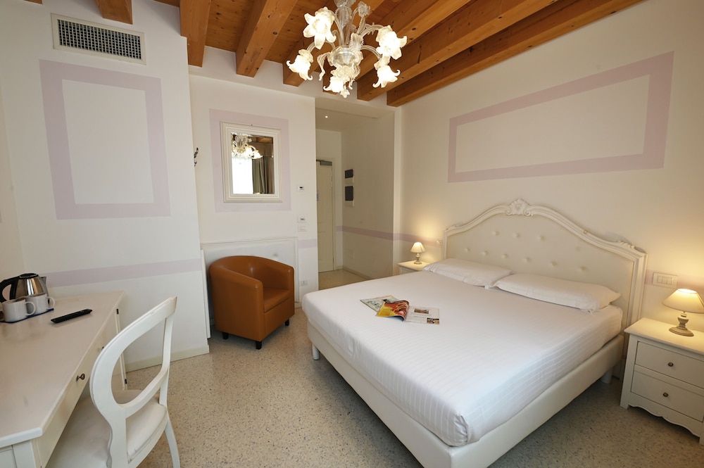 Superior, Queen Bed, Garden View, Pool Side, Ground Floor