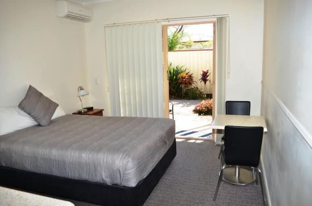 Redland Bay Motel 6/18