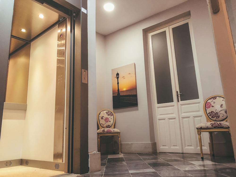 Apodaca Rooms 27/33