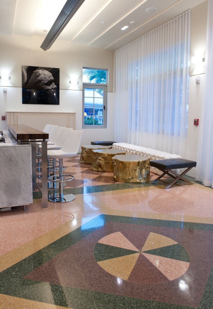 Leslie Hotel Ocean Drive 45/66