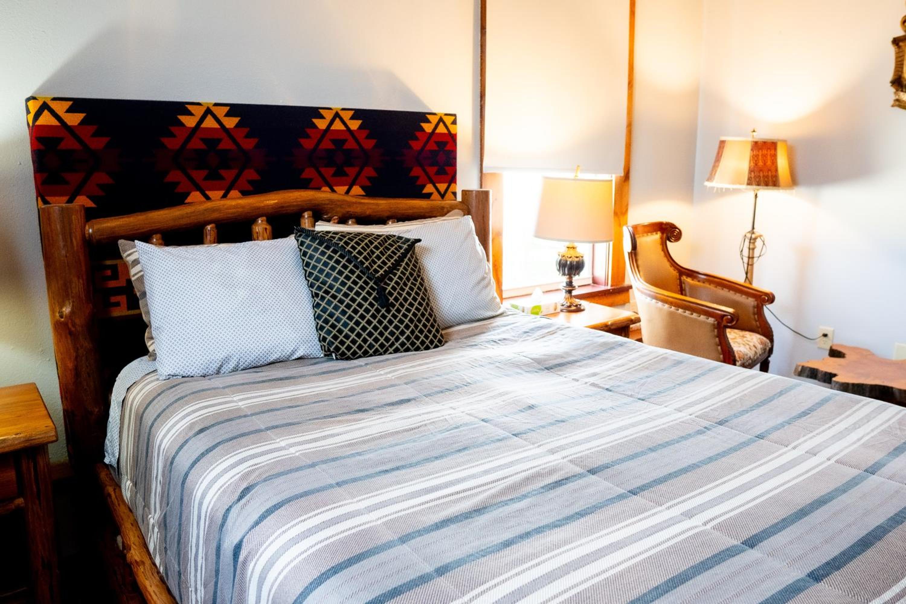 Premium, Cabin, Queen Bed, Oak Tree Hotel 6/10