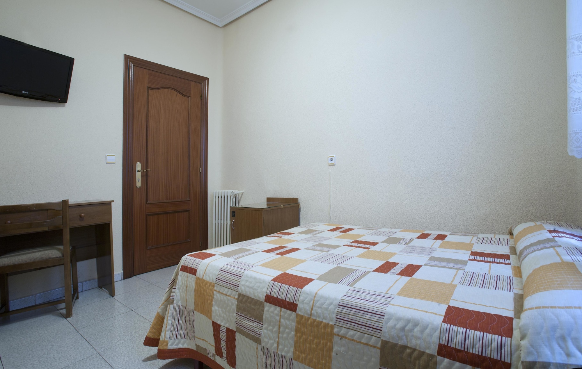 ROOM, SINGLE