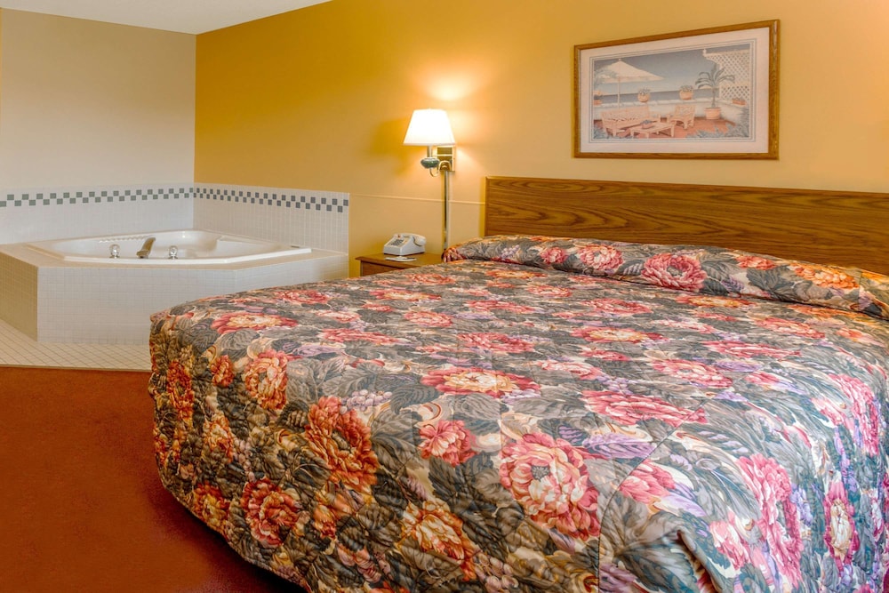 Super 8 by Wyndham Watertown WI 17/49