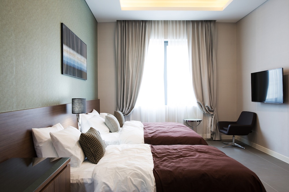Family Suite, 2 Double Beds, Pool Access