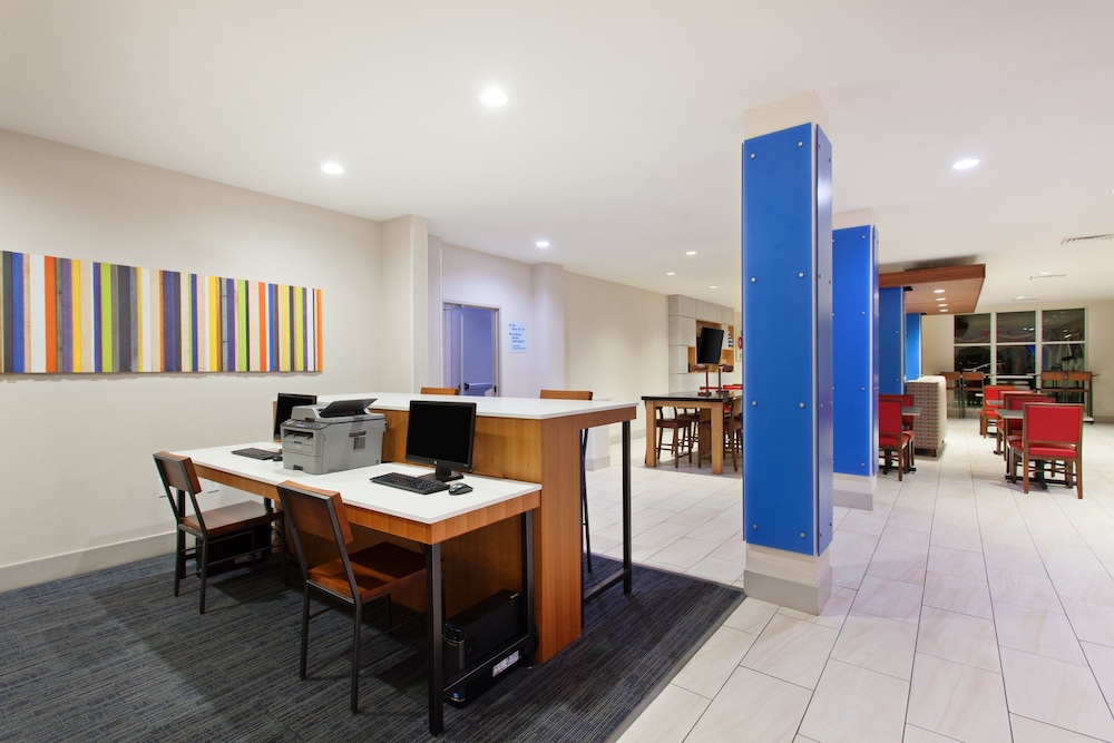 Holiday Inn Express Hotel & Suites Corona 52/57