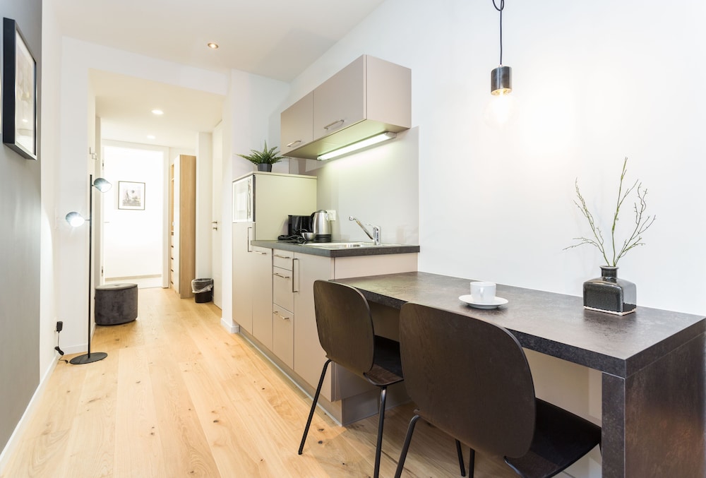 Room 4 Apartments 8/50