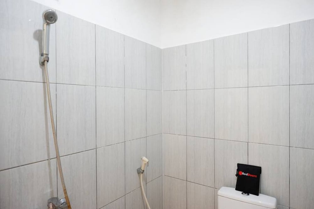 RedDoorz Plus near Stadion Wijaya Kusuma 22/22