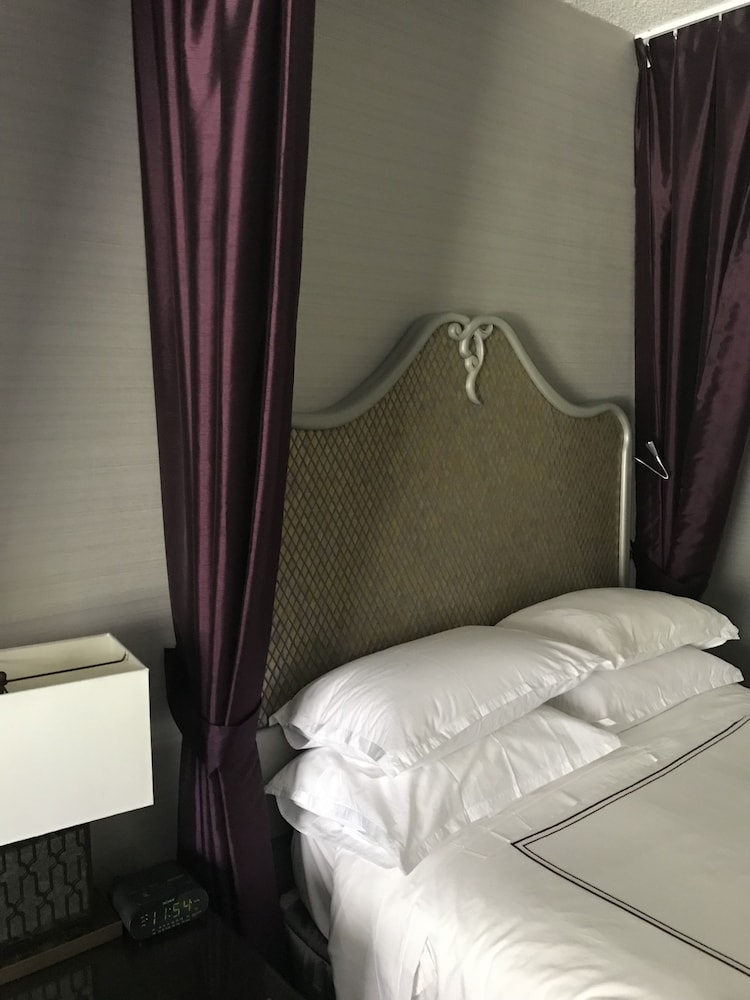 Castle, King Bed