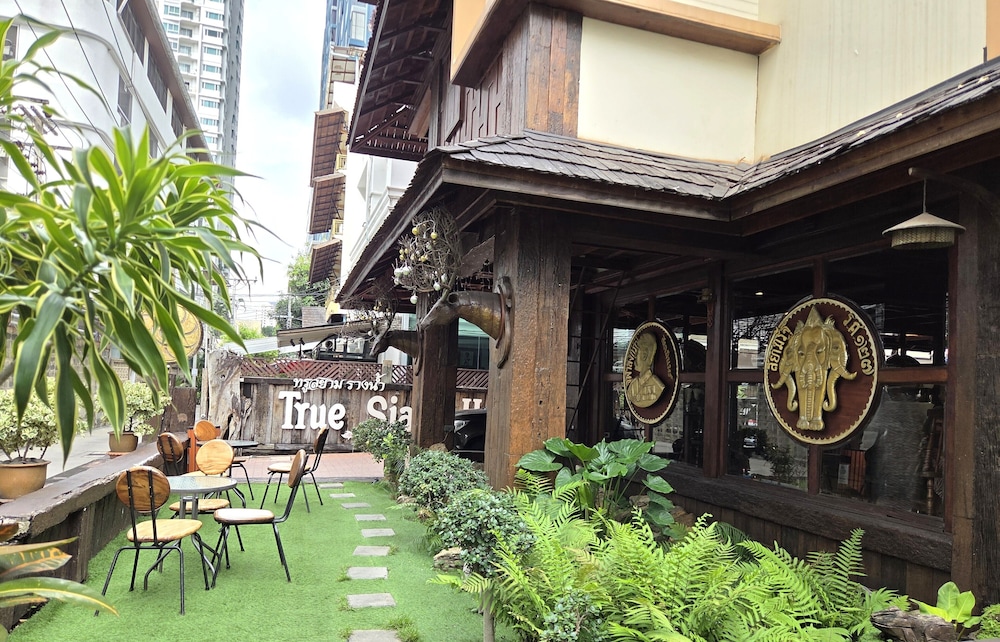 TRUE SIAM RANGNAM HOTEL 64/68