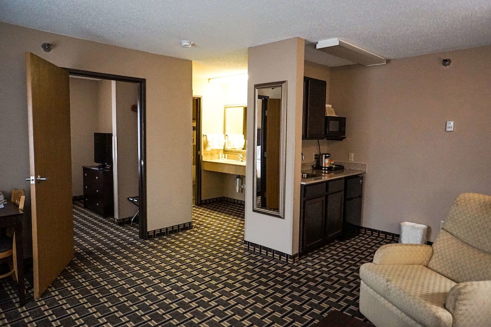 Quality Inn Suites Watertown 16/23