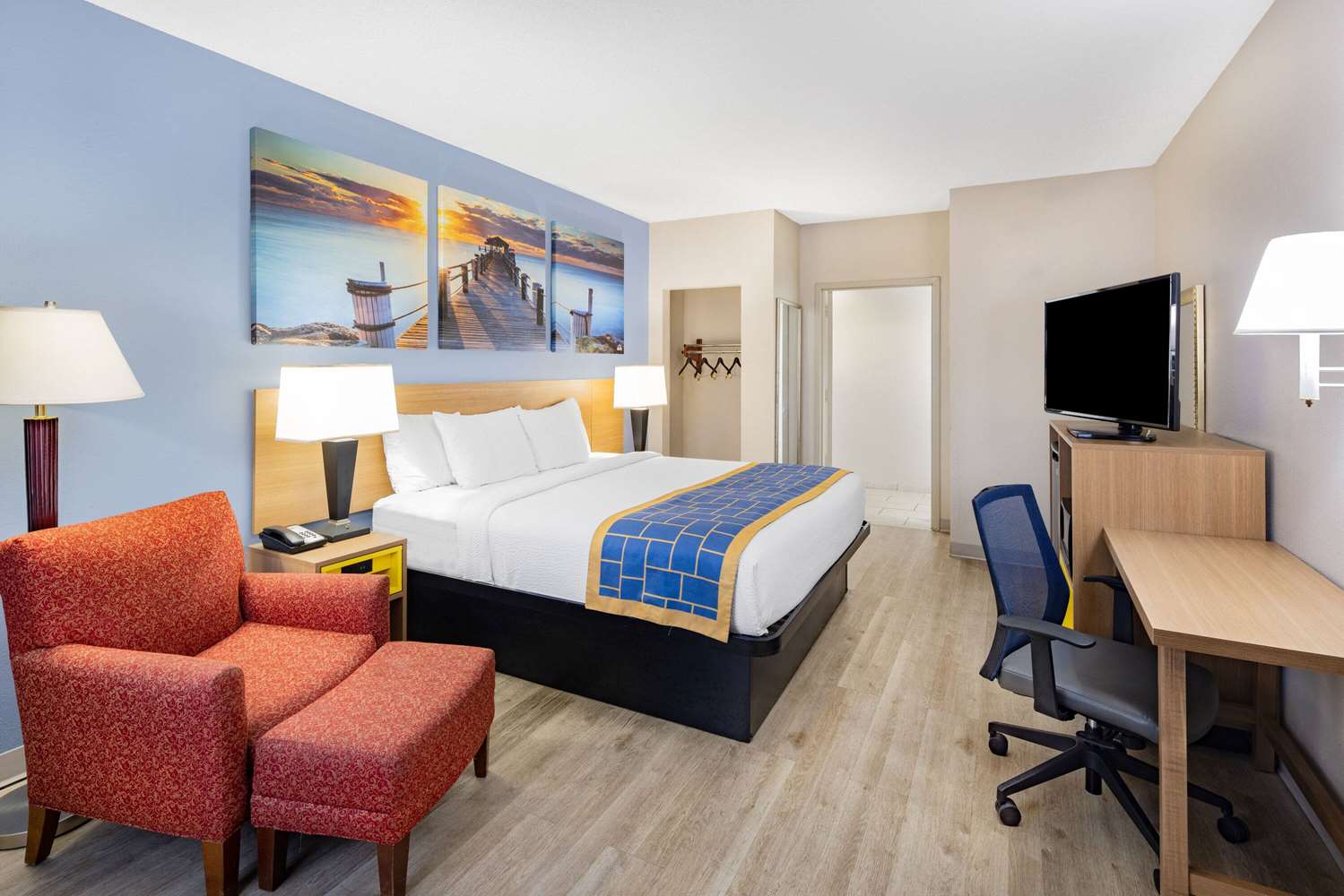 Days Inn & Suites by Wyndham Savannah Midtown 37/56