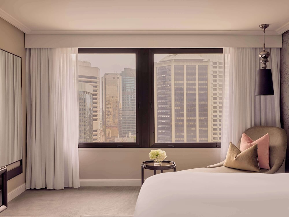PREMIER, SUITE, KING BED, CITY VIEW, LIVING AREA, BATHTUB