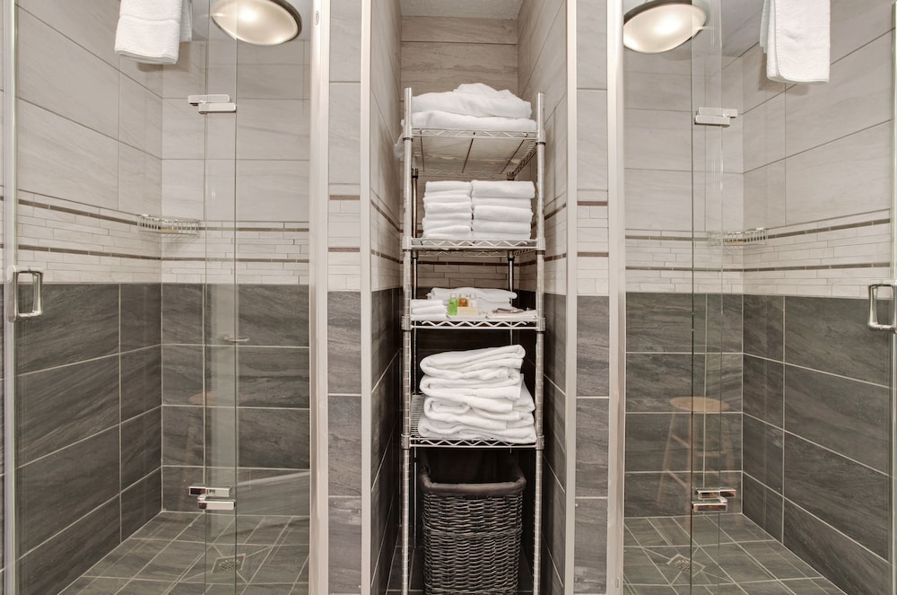 Guest House Inn And Suites 10/46