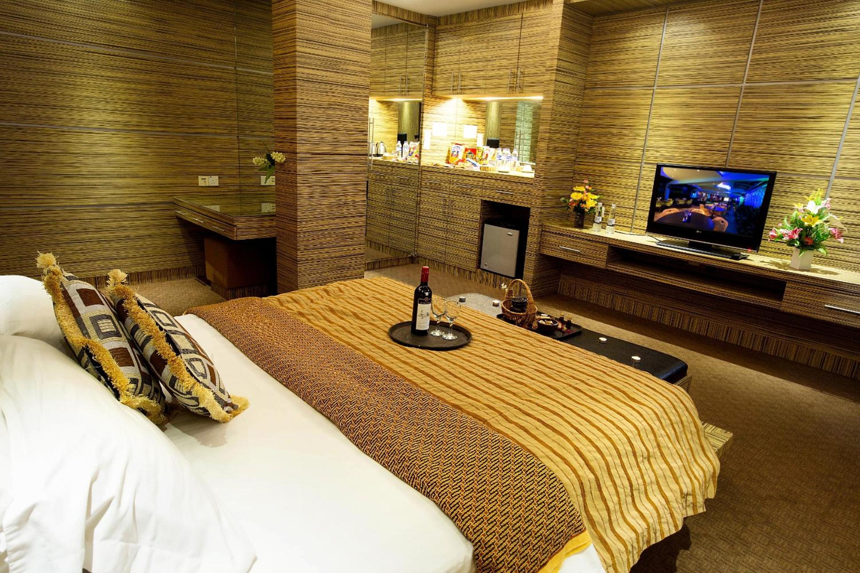 HOTEL MAXIMILLIAN 29/55