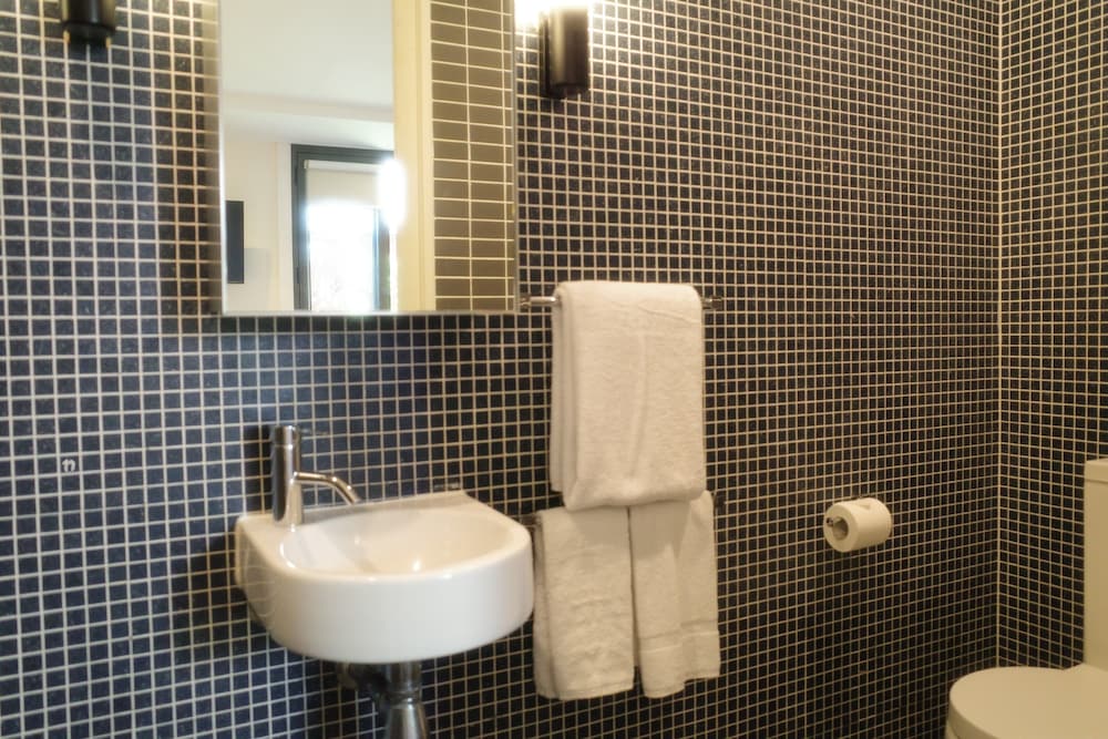 Crown Hotel Surry Hills 58/58