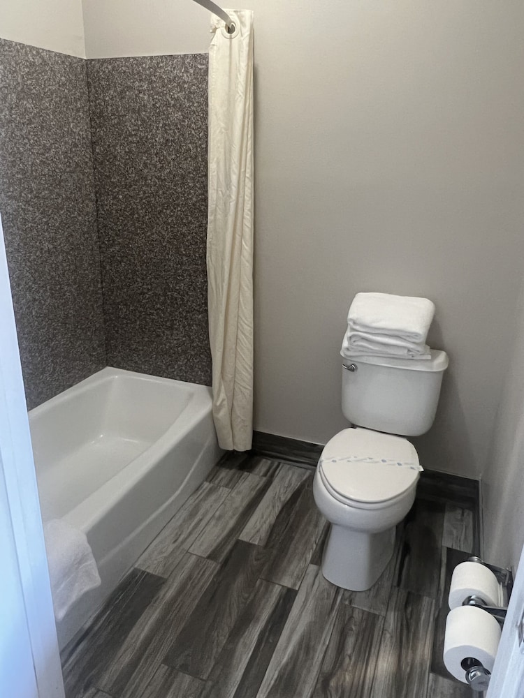 Rodeo Lodge (ex Americas Best Value Inn and Suites-Clovis/Fresno) 32/59