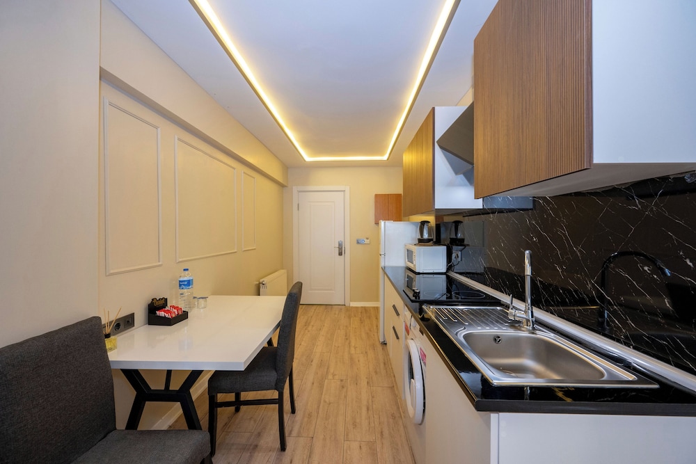 Aiza Suites 48/53