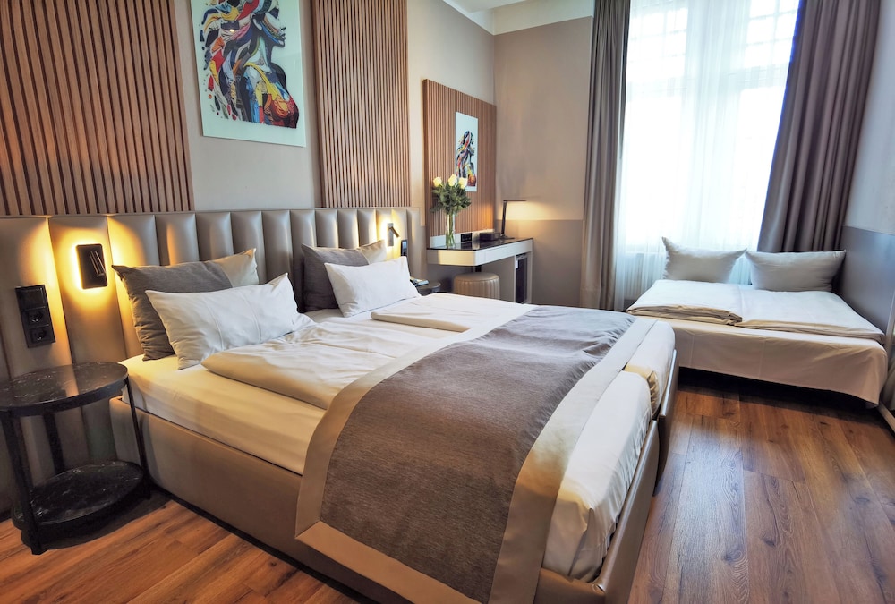 غرفة قياسية رباعية بسريرين منفصلين مع أريكة، Arthotel Munich 4/10