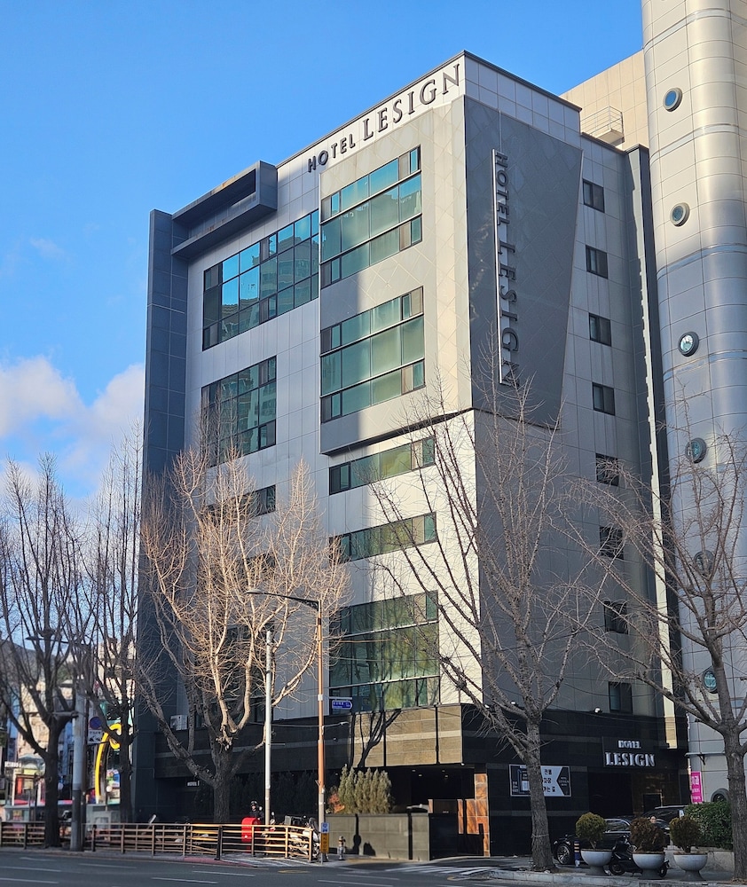 V Hotel 3/44