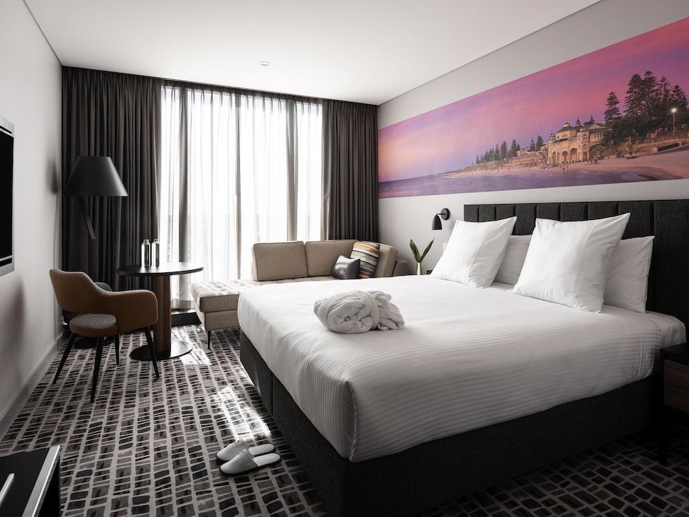 EXECUTIVE, KING BED