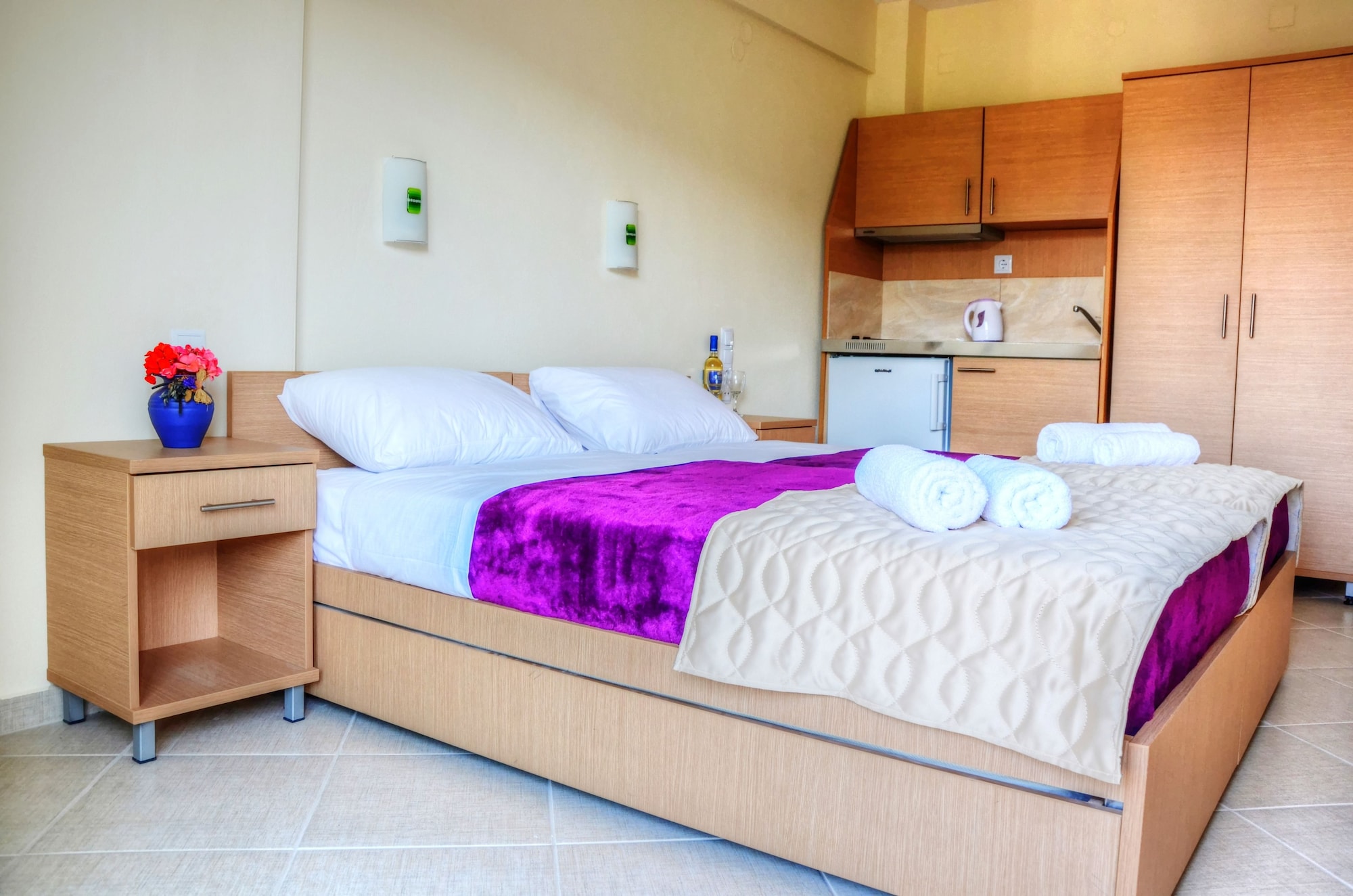 STUDIO, TWIN BEDS