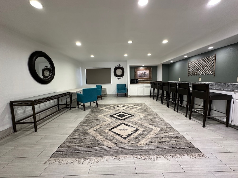 Desert Sands Inn & Suites Albuquerque 12/28