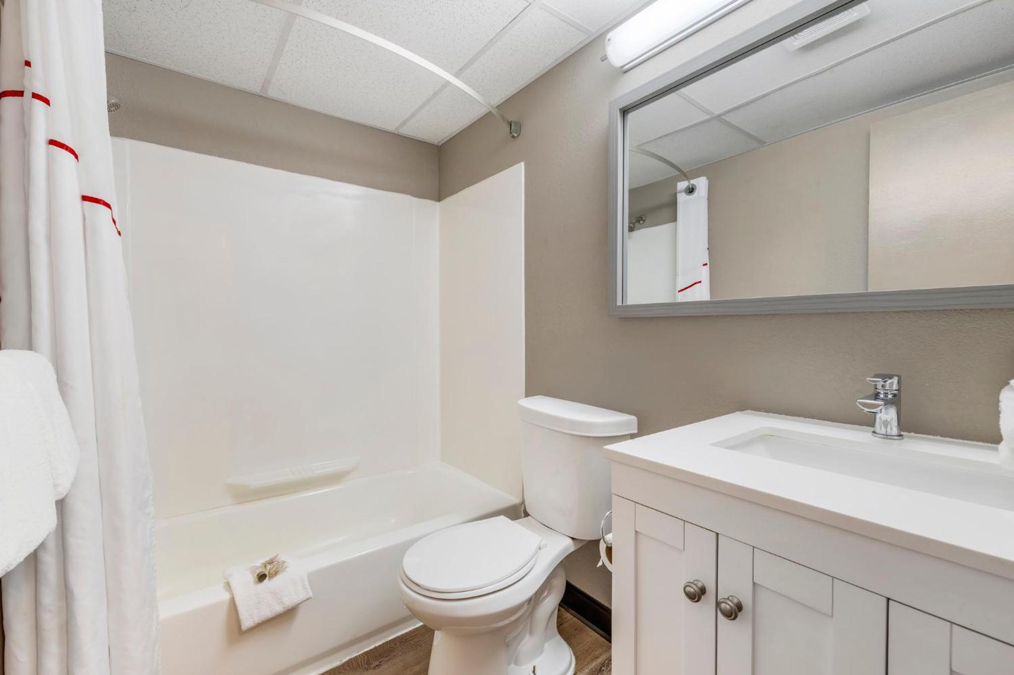 غرفة سوبيريور بسرير كينج بجاكوزي، Bridge Views Inn Stroudsburg 3/4