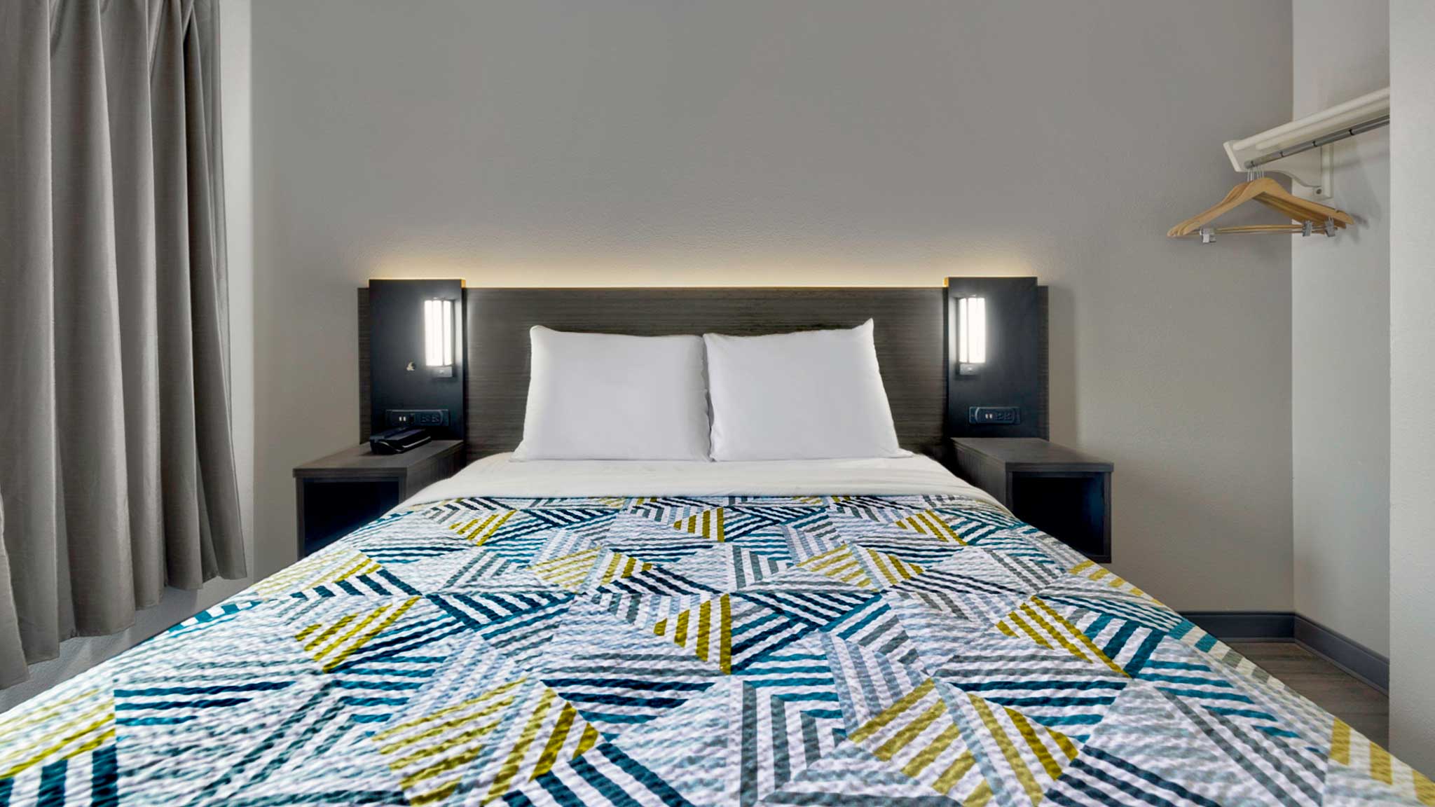 1 Queen Bed - Non-Smoking, Micfridge