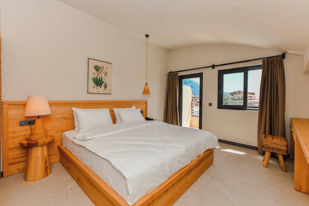 COMFORT, QUEEN BED, POOL VIEW
