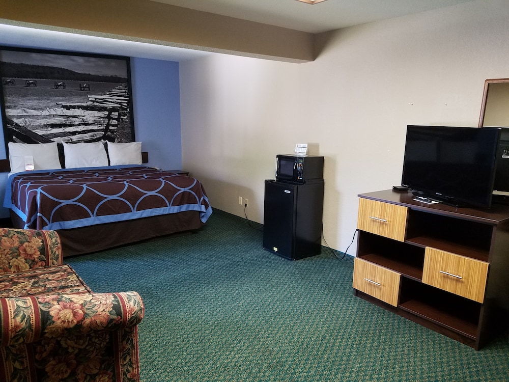 Super 8 By Wyndham Bentonville 24/59