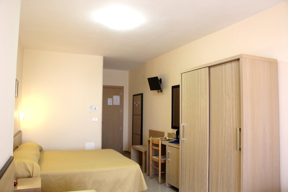 Hotel Cristalda 10/30